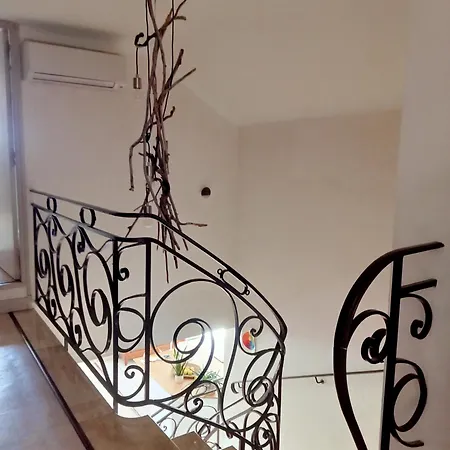 La De Lo're * מונטפריון